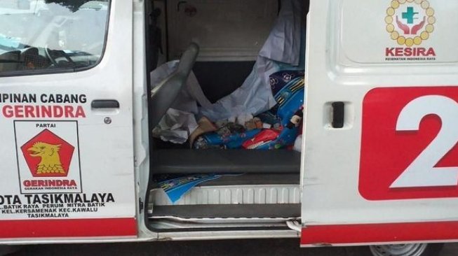 Polda Metro Jaya menyita satu mobil ambulans saat kerusuhan aksi 22 Mei, Rabu dini hari, karena bermuatan batu diduga untuk dilemparkan ke aparat kepolisian.