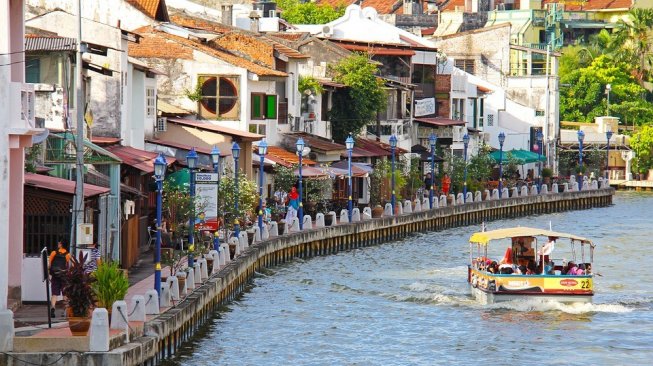 Viral, Turis Berenang dan Bersenang-senang di Sungai Melaka yang Tercemar