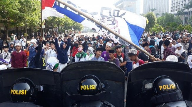 Remaja Pendemo Bawaslu Teriak Sedang Puasa Depan Barikade Polisi