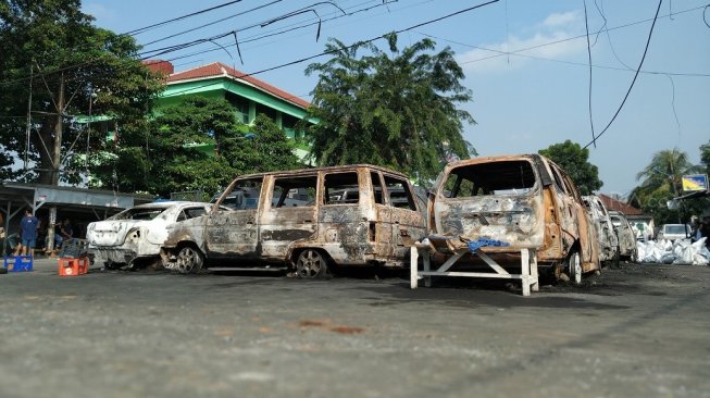 Asrama Brimob Petamburan Dibakar, Massa Bertahan, Asap Masih Mengepul