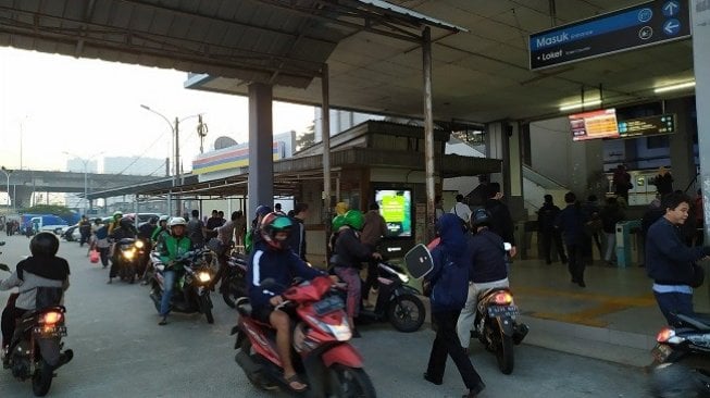 Pergerakan Massa Pendemo Sidang MK Dari Tiga Stasiun di Depok Landai