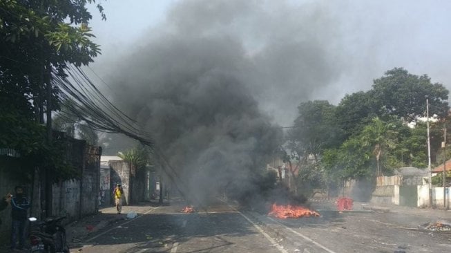 Massa Berjubah Putih Kumpul di Petamburan, Bawa Batu dan Kayu Sambil Teriak