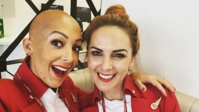Pramugari Ini Tetap Pede Tampil Dengan Rambut Plontos
