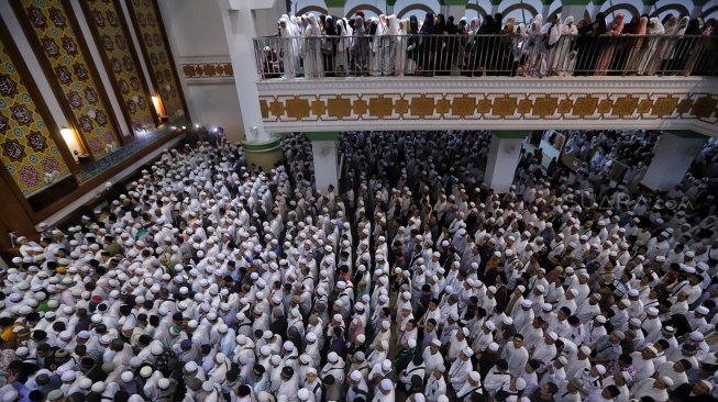 Ribuan jemaah melaksanakan salat jenazah almarhum Ustaz KH Muhammad Arifin Ilham di Masjid Az-Zikra, Sentul, Babakan Madang, Kabupaten Bogor, Jawa Barat, Kamis (23/5). [Suara.com/Muhaimin A Untung]