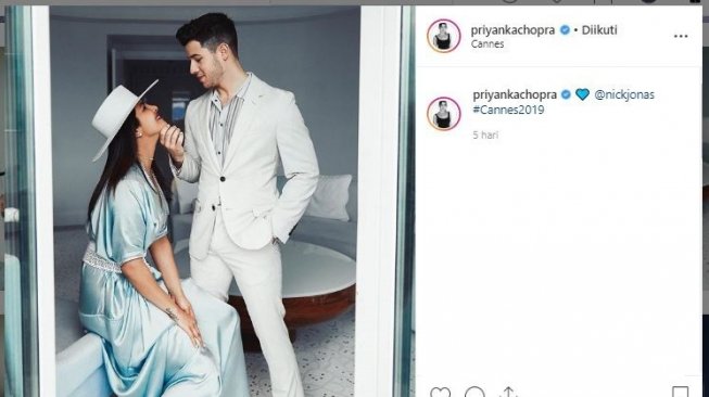 Priyanka Chopra pakai baju couple dengan Nick Jonas. (Instagram/@priyankachopra)