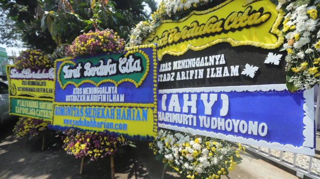 Sejumlah karangan bunga meninggalnya Ustad Arifin Ilham memenuhi kawasan Masjid Az-Zikra, Babakan Madang, Kabupaten Bogor, Jawa Barat, Kamis (23/5). Sejumlah karangan bunga mulai dari Tokoh nasional mengucapkan turut berduka cita atas meninggalnya Ustad Arifin Ilham. [Suara.com/Muhaimin A Untung]