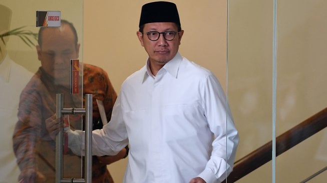 Menteri Agama Lukman Hakim Saifuddin (kanan) meninggalkan ruangan seusai menjalani pemeriksaan di kantor KPK, Jakarta, Kamis (23/5). [ANTARA FOTO/Sigid Kurniawan]