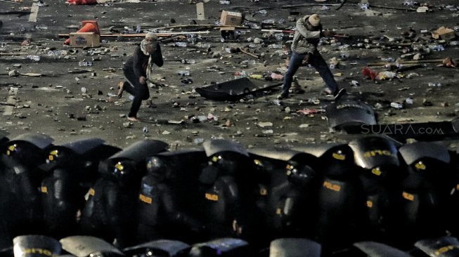 Demonstran terlibat bentrok dengan polisi saat menggelar Aksi 22 Mei di depan gedung Bawaslu, Jalan MH Thamrin, Jakarta, Rabu (22/5). [Suara.com/Muhaimin A Untung]