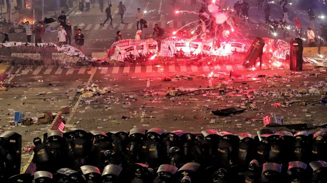 Demonstran terlibat bentrok dengan polisi saat menggelar Aksi 22 Mei di depan gedung Bawaslu, Jalan MH Thamrin, Jakarta, Rabu (22/5). [Suara.com/Muhaimin A Untung]