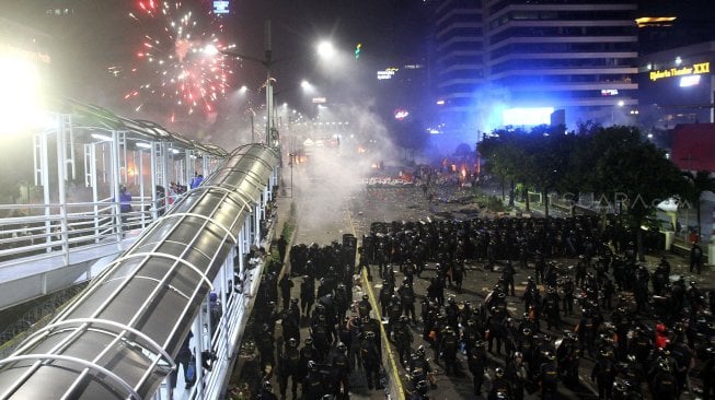 Bentrokan antara massa dengan anggota Kepolisian di depan kantor Bawaslu, Jakarta, Rabu (22/5). [Suara.com/Arief Hermawan P]
