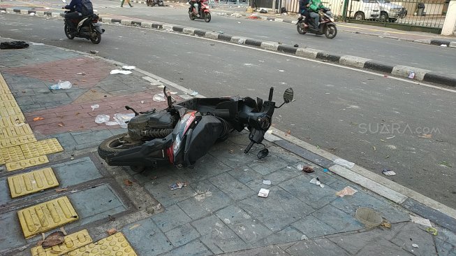 Motor Berserakan Pasca Demo Kerusuhan 22 Mei di Jalan MH Thamrin