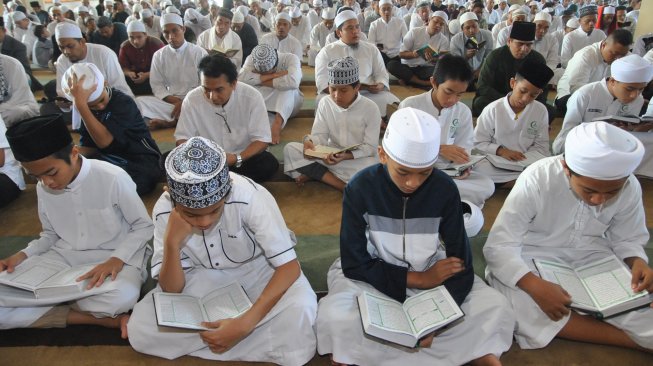 Sejumlah santri Az-Zikra dan jamaah membaca surat pilihan dalam Al Quran di Masjid Az-Zikra, Babakan Madang, Kabupaten Bogor, Jawa Barat, Kamis (23/5).[ANTARA FOTO/Arif Firmansyah]