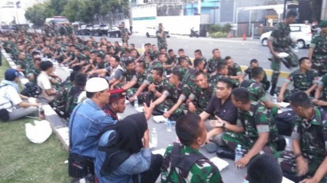Bikin Adem! TNI Bagikan Takjil untuk Buka Puasa, Massa 22 Mei: "Hidup TNI" 