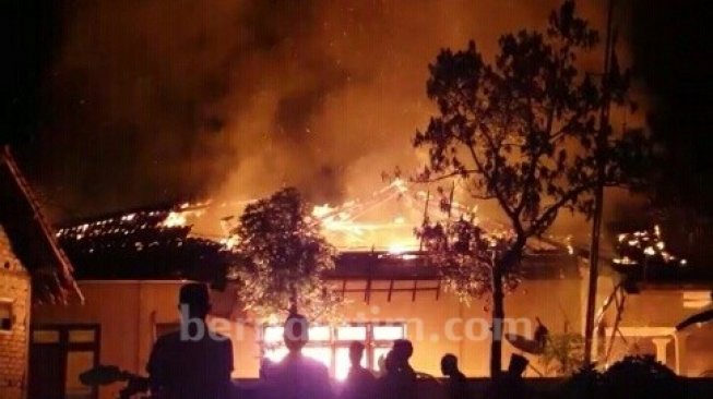 Kobaran api saat Mapolsek Tambelangan dibakar massa. (Beritajatim.com)