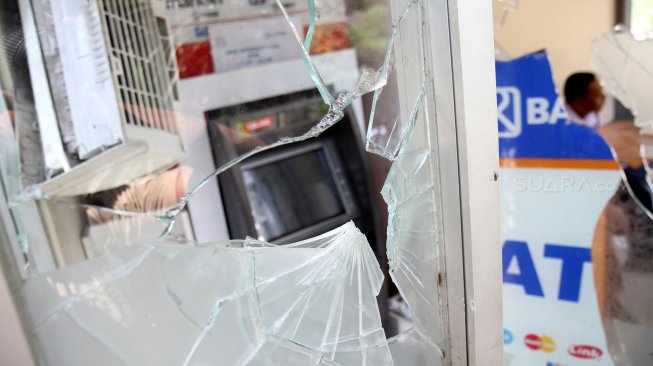 Sejumlah bangunan dan fasilitas yang rusak di Kantor Bawaslu, Jakarta, Kamis (23/5).  [Suara.com/Arief Hermawan P]