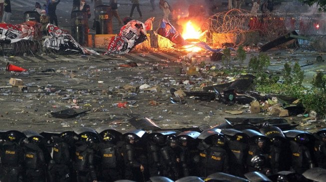 Bentrokan antara massa dengan anggota Kepolisian di depan kantor Bawaslu, Jakarta, Rabu (22/5). [Suara.com/Arief Hermawan P]