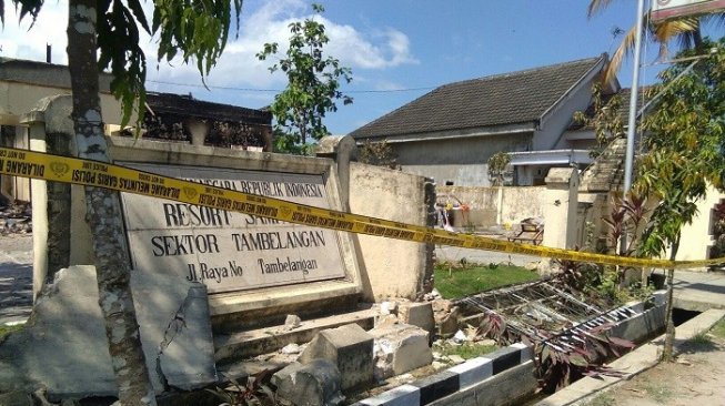 Mapolsek Tambelang, Sampang dibakar massa pada Rabu malam. (Beritajatim.com)