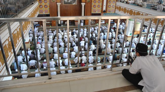 Sejumlah santri Az-Zikra dan jamaah membaca surat pilihan dalam Al Quran di Masjid Az-Zikra, Babakan Madang, Kabupaten Bogor, Jawa Barat, Kamis (23/5).[ANTARA FOTO/Arif Firmansyah]