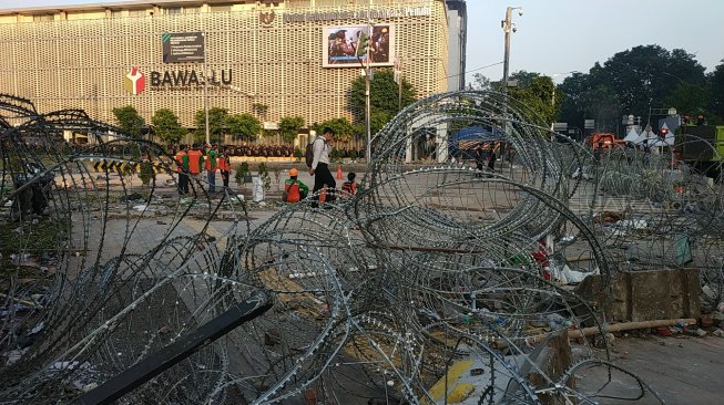 Kawat Berduri Masih Terpasang di Jalan MH Thamrin, Jalan Ditutup