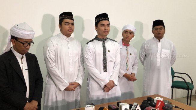 Dua putra Ustaz Arifin Ilham, Muhammad Amer Adzikro (kedua dari kiri) dan Muhammad Alvin Faiz (ketiga dari kiri) [Suara.com/Revi Cofans Rantung] 