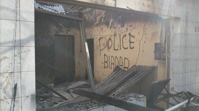 Pos Polisi Sabang Habis Dibakar Pendemo 22 mei, Ada Coretan "Biadab"