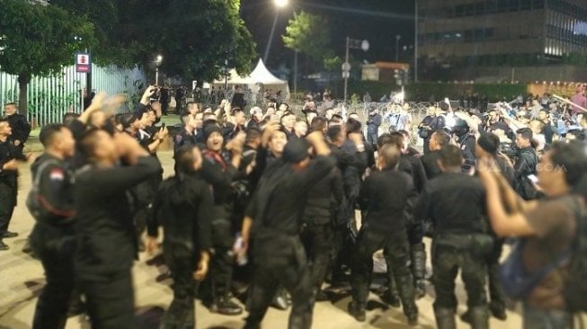 Bawaslu Aman, Polisi Joget dan Nyanyi: Siapa Bilang Brimob itu Kere-kere...