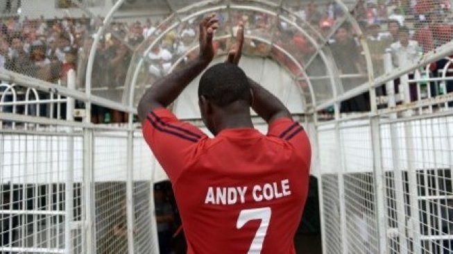 Mantan striker Manchester United Andy Cole saat memberikan aplaus kepada penonton saat memperkuat tim legenda MU di Yangon. Ye Aung THU / AFP