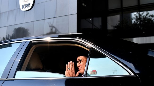 Menteri Agama Lukman Hakim Saifuddin (kanan) meninggalkan ruangan seusai menjalani pemeriksaan di kantor KPK, Jakarta, Kamis (23/5). [ANTARA FOTO/Sigid Kurniawan]