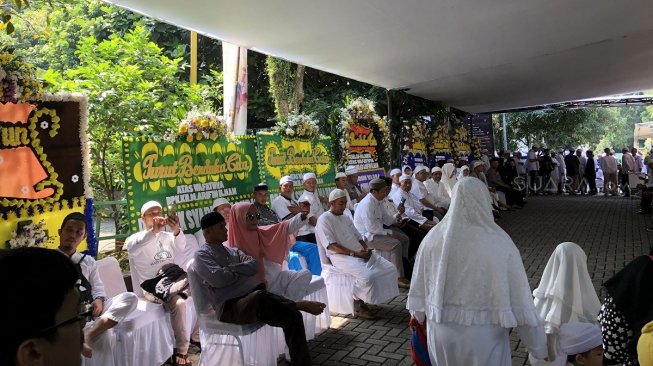 Karangan bunga di Masjid Az Zikra, Sentul, Bogor untuk almarhum Ustaz Arifin Ilham. [Revi Cofans Rantung/Suara.com]