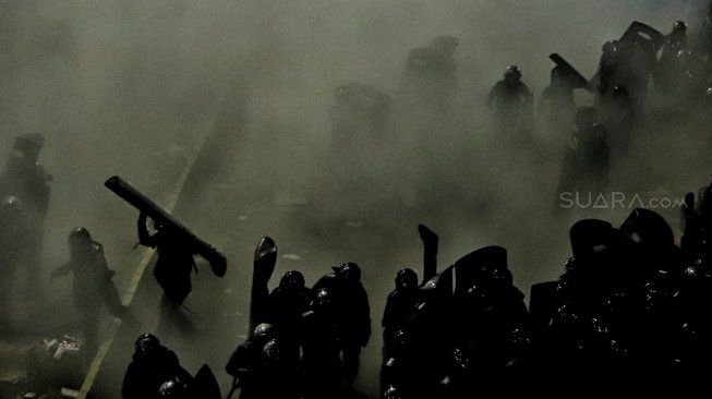 Demonstran terlibat bentrok dengan polisi saat menggelar Aksi 22 Mei di depan gedung Bawaslu, Jalan MH Thamrin, Jakarta, Rabu (22/5). [Suara.com/Muhaimin A Untung]