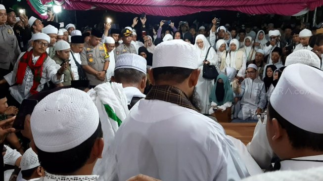 Suasana pemakaman Ustaz Arifin Ilham [Suci Febriastuti/Suara.com]