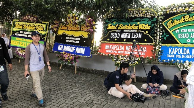 Karangan Bunga untuk Almarhum Ustaz Arifin Ilham Penuhi Masjid Az Zikra