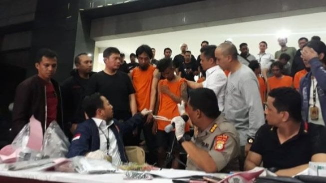 Kabid Humas Polda Metro Jaya Kombes Argo Yuwono menunjukan rajah dari tersangka pelaku kerusuhan saat ricuh di depan Gedung Bawaslu, Rabu (22/5/2019). [Suara.com/Welly Hidayat]