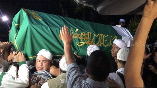 Jenazah Ustaz Arifin Ilham saat akan diboyong ke Gunung Sindur. [Suara.com/Revi] 