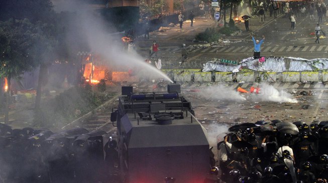 Bentrokan antara massa dengan anggota Kepolisian di depan kantor Bawaslu, Jakarta, Rabu (22/5). [Suara.com/Arief Hermawan P]
