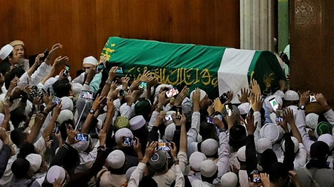 Ribuan jemaah melaksanakan salat jenazah almarhum Ustaz KH Muhammad Arifin Ilham di Masjid Az-Zikra, Sentul, Babakan Madang, Kabupaten Bogor, Jawa Barat, Kamis (23/5). [Suara.com/Muhaimin A Untung]