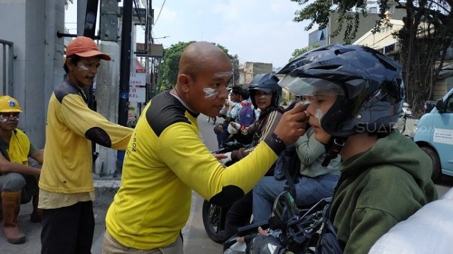 Gas Air Mata di Slipi Masih Terasa, Pengendara Wajib Oleskan Pasta Gigi