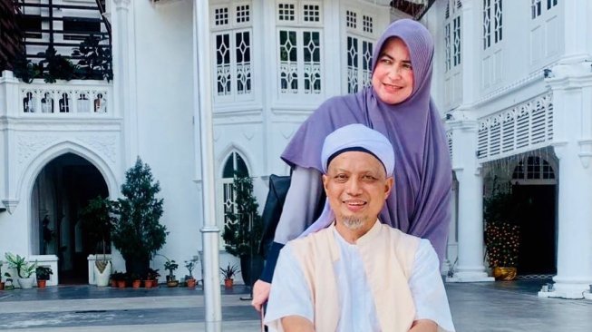 5 Momen Manis Mendiang Ustaz Arifin Ilham dan Istri Pertamanya