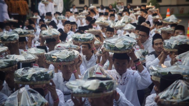 Kirab 1001 Tumpeng, Warga Solo Rayakan Syukuran Kemenangan Jokowi