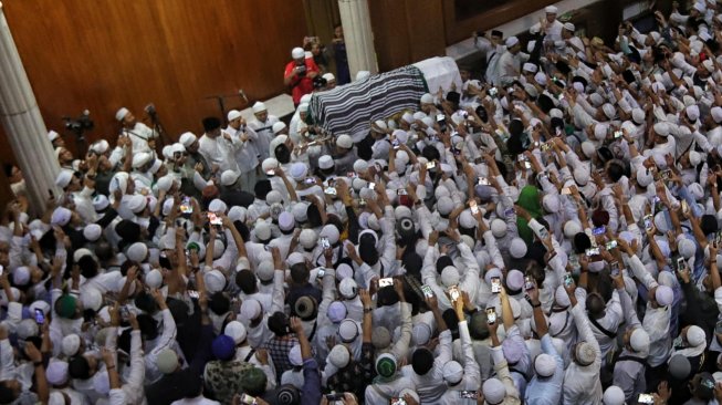 Ribuan jemaah melaksanakan salat jenazah almarhum Ustaz KH Muhammad Arifin Ilham di Masjid Az-Zikra, Sentul, Babakan Madang, Kabupaten Bogor, Jawa Barat, Kamis (23/5). [Suara.com/Muhaimin A Untung]