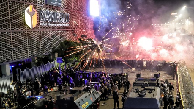 Demonstran terlibat bentrok dengan polisi saat menggelar Aksi 22 Mei di depan gedung Bawaslu, Jalan MH Thamrin, Jakarta, Rabu (22/5). [Suara.com/Muhaimin A Untung]