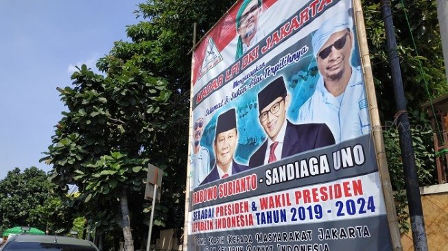  Spanduk Selamat Prabowo Sandi Tetap Kokoh di Lokasi 