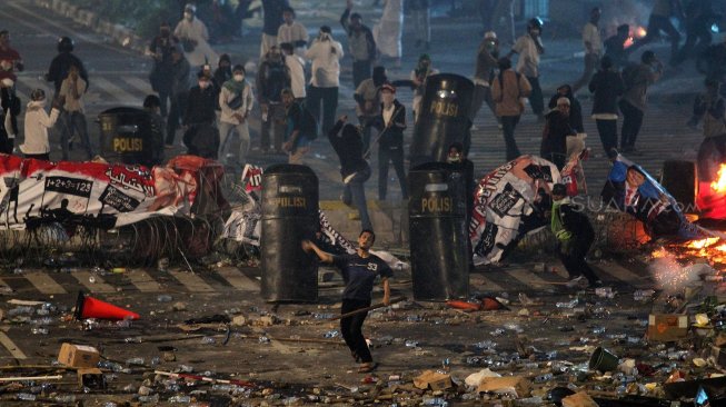 Bentrokan antara massa dengan anggota Kepolisian di depan kantor Bawaslu, Jakarta, Rabu (22/5). [Suara.com/Arief Hermawan P]