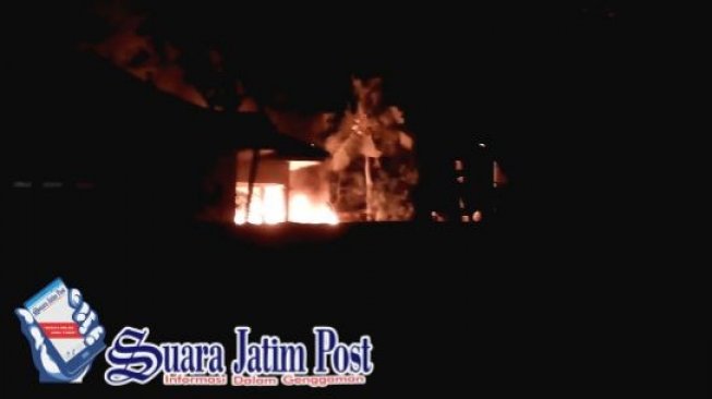 Parah! Sekelompok Massa Bakar Mapolsek Tambelangan Sampang