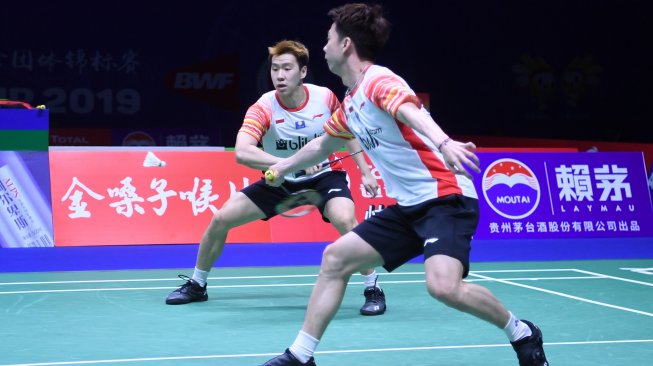 Pebulu tangkis ganda putra Indonesia Marcus Fernaldi Gideon yang berpasangan dengan Kevin Sanjaya Sukamuljo mengembalikan kok ke arah pebulu tangkis China Taipei Lee Yang dan Wang Chi-Lin pada babak perempat final Piala Sudirman 2019 di Guangxi Sports Center Gymnasium, Nanning, China, Jumat (24/5/2019). ANTARA FOTO/Wahyu Putro A