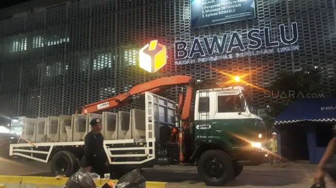 Perketat Pengamanan di Bawaslu, Separator Dipasang di Persimpangan Thamrin