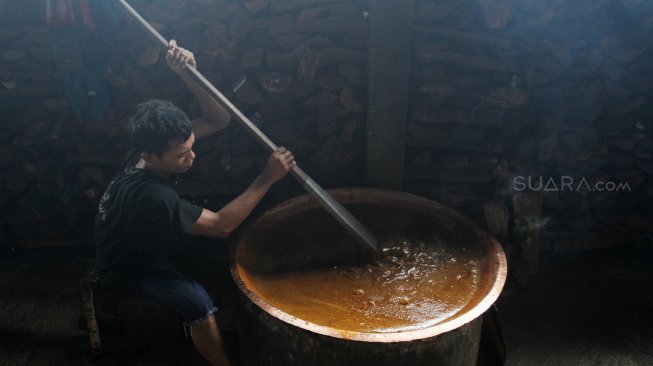 Pekerja membuat dodol Betawi di Kalibata, Jakarta, Jumat (24/5). [suara.com/Oke Atmaja]