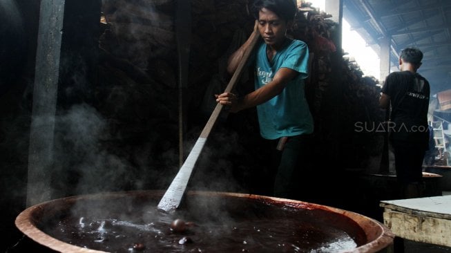 Pekerja membuat dodol Betawi di Kalibata, Jakarta, Jumat (24/5). [suara.com/Oke Atmaja]