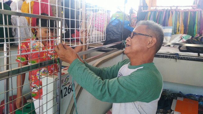 Salah satu pedagang di atas Jembatan Penyebrangan Multiguna Tanah Abang, Yodi (52). (Suara.com/Tyo)