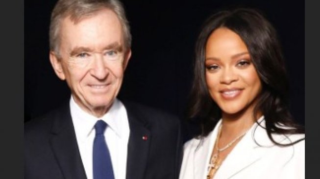 Rihanna Pakai Blazer Dress Putih di Peluncuran Fenty